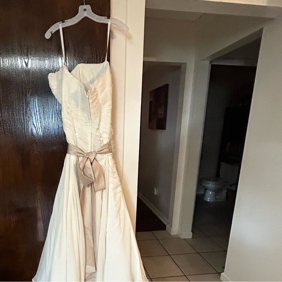 Beautiful ivory David's Bridal wedding dress size 16w/belt & wrap Style- 9V3540 - Picture 6 of 13